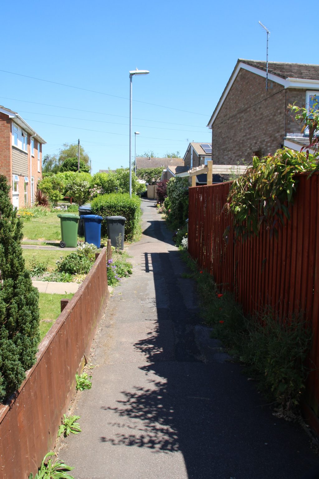 Footpath through to Wolsey Way from Cherry Hinton footpath