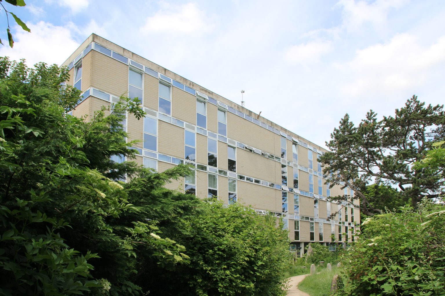 Anglia Ruskin building by Mill Road Cemetery