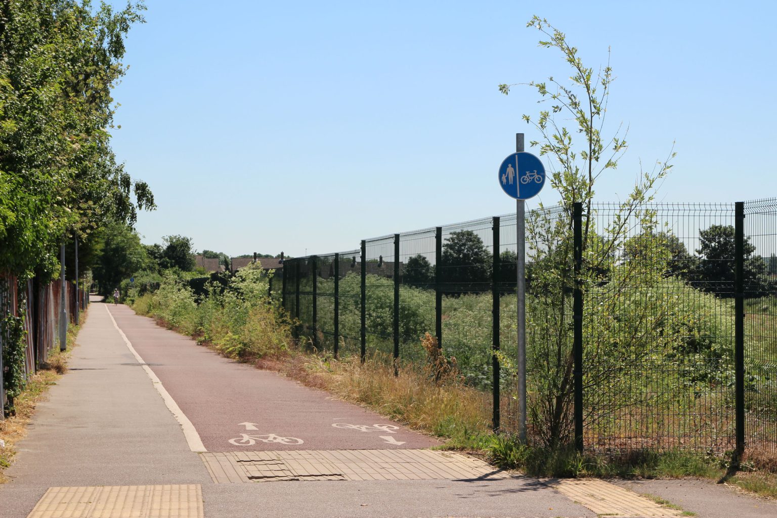 Cherry Hinton footpath looking east