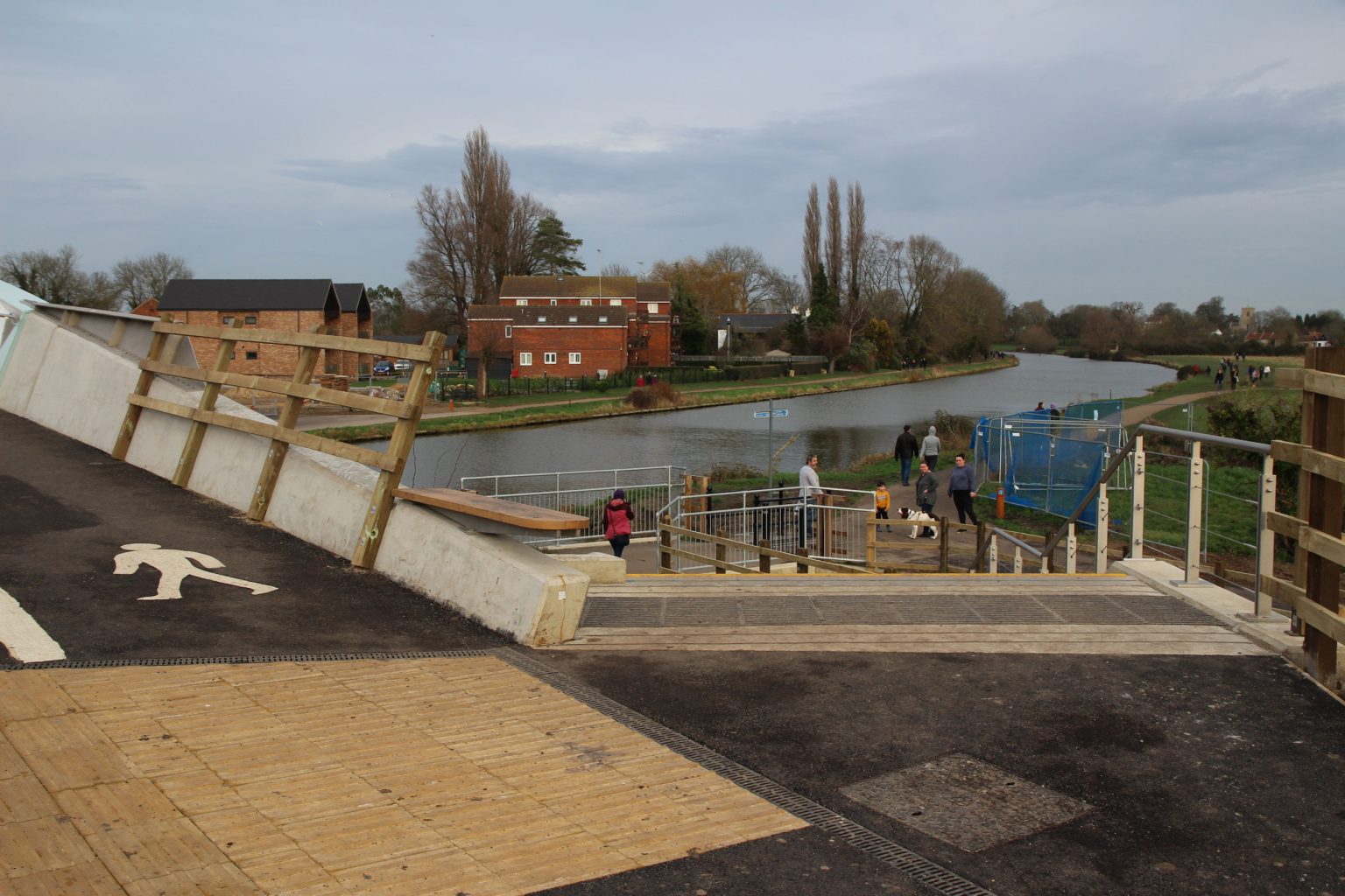 Steps down to towpath from foot/cycle bridge