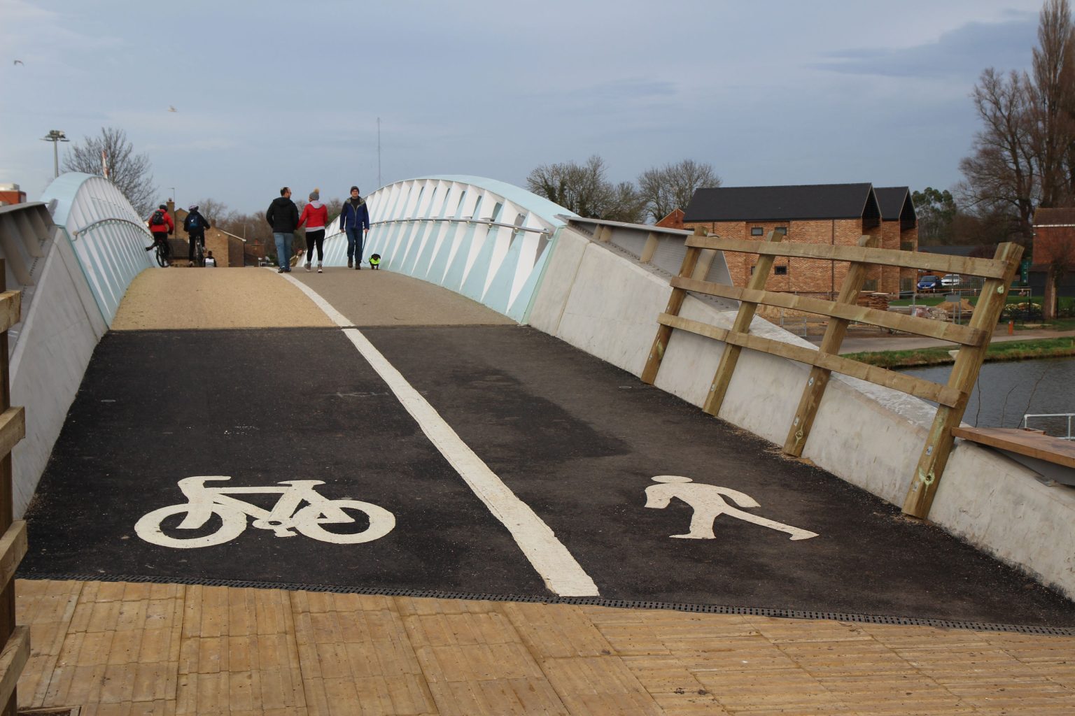 Foot/cycle bridge across River Cam